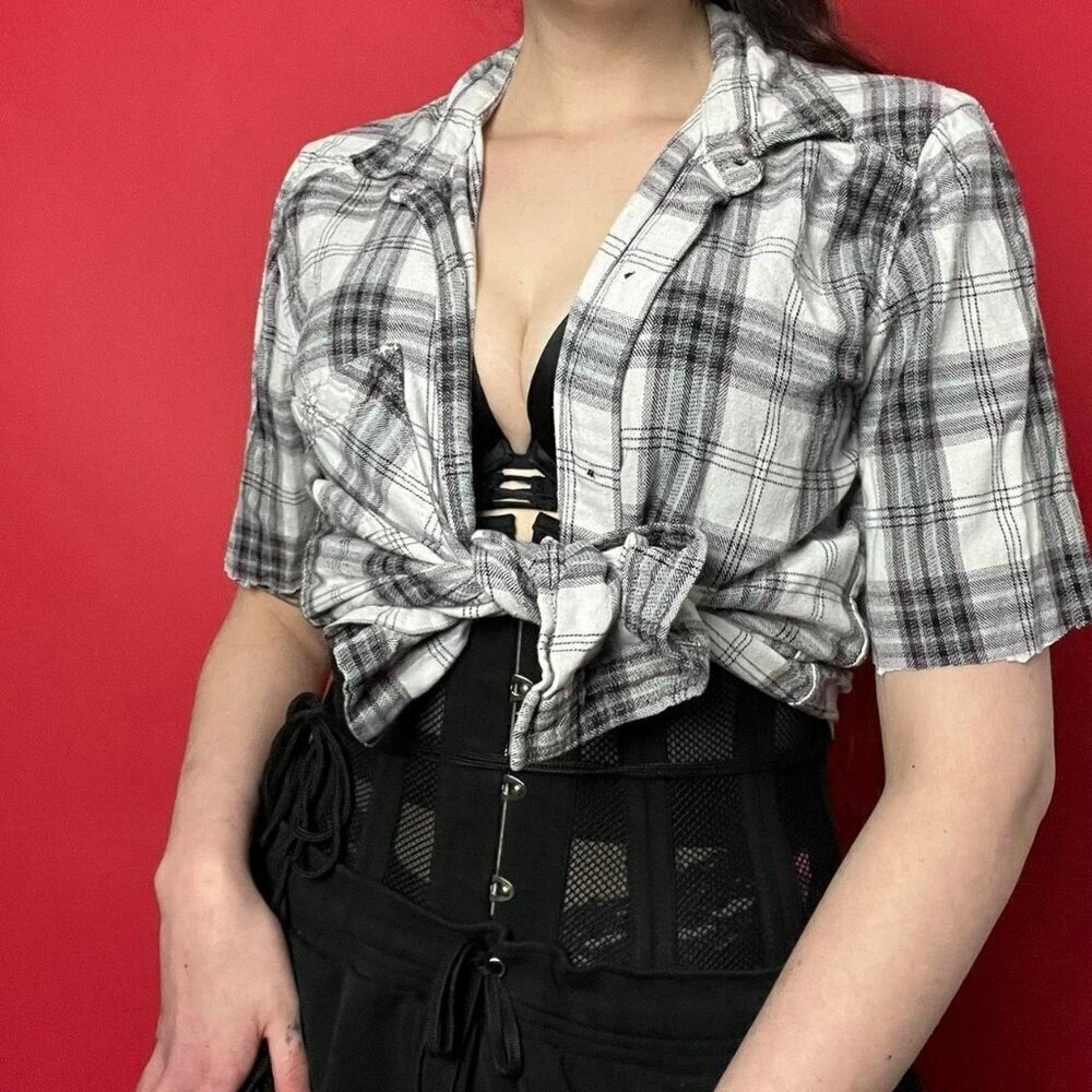 TNA / y2k black and white mid sleeve tartan button up 🖤🤍​​​​​